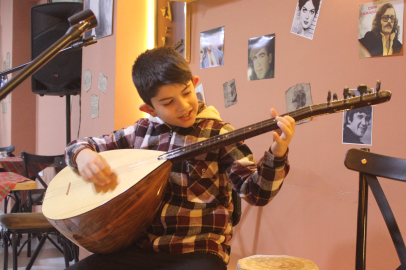 Bağlama ile dans eden çocuk: Serhat Çalpan