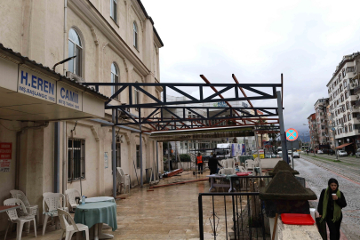 Kocaeli İzmit Eren Camii'ne yeni sundurma